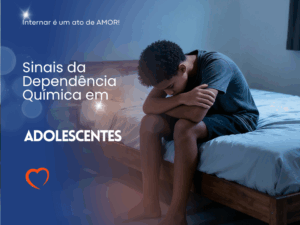 Adolescente brasileiro demonstrando sinais de alerta comportamentais que podem indicar dependência química