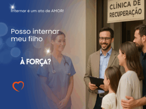 Equipe acolhe família na entrada da clínica de recuperação, todos de olhos abertos, com espaço para título à esquerda