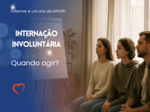 Família com olhos abertos e expressão de atenção enquanto psicóloga apresenta o plano na clínica de recuperação, sem texto visível na cena