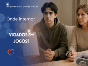 Paciente e familiar em orientação com terapeuta na clínica, com caixa transparente contendo cartas e controle de videogame ao lado